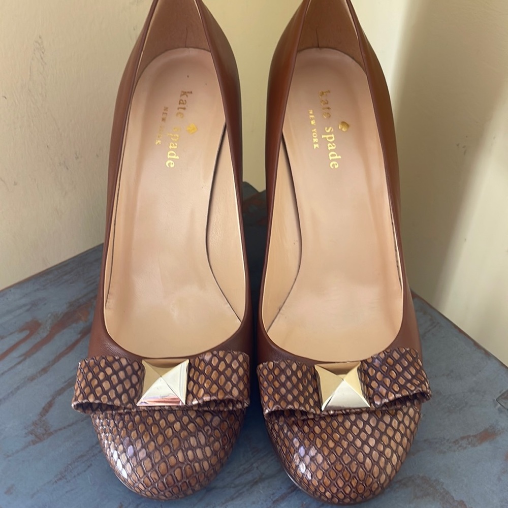 🤎Kate Spade Brown Leather Wedge Heel with gold bow at toe size 6